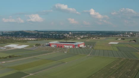 Drone---Toma-Aérea-Del-Estadio-De-Fútbol-Del-Equipo-De-La-Bundesliga-Fsv-Mainz-05-Con-Campo-En-Primer-Plano-En-Un-Día-Soleado,-25p