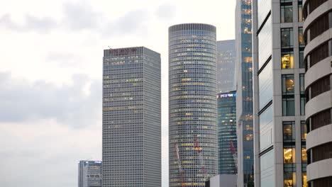 Rascacielos-Modernos-En-El-Centro-Azrieli-De-Tel-Aviv-Con-La-Famosa-Torre-Circular,-De-Cerca