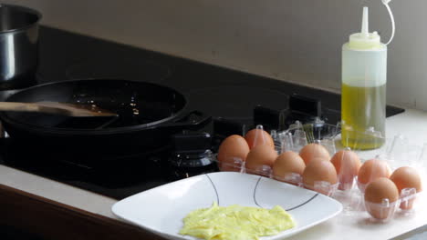 Tortilla-De-Huevo-Terminada:-El-Huevo-Frito-Está-En-Un-Plato-Blanco-En-El-Mostrador-De-La-Cocina