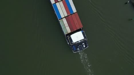 Luftaufnahme-Von-Oben-Nach-Unten-Von-Gestapelten-Frachtcontainern,-Die-Auf-Dem-Fluss-Transportiert-Werden