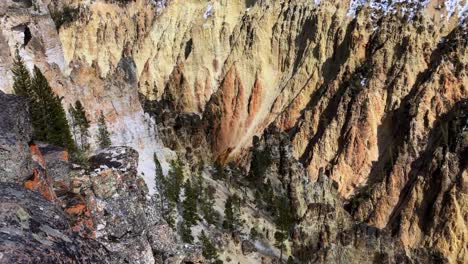 Hermoso-Cañón-En-El-Parque-Nacional-De-Yellowstone-En-Un-Día-Soleado-En-La-Primavera