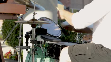 Schlagzeuger,-Der-Während-Des-Sommerkonzerts-Rock-Im-Freien-Spielt