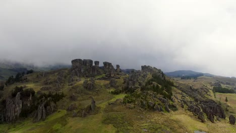 Sitio-Arqueológico-De-Cumbemayo-En-La-Colina-Verde-En-Un-Día-Nublado-En-Cajamarca,-Perú