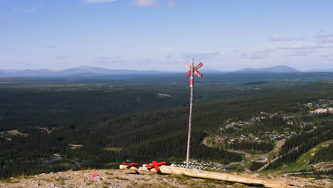 A-Snowmobile-Trail-Sign-On-Top-Of-A-Boreal-Forest-Mountain-In-Sweden,-Europe