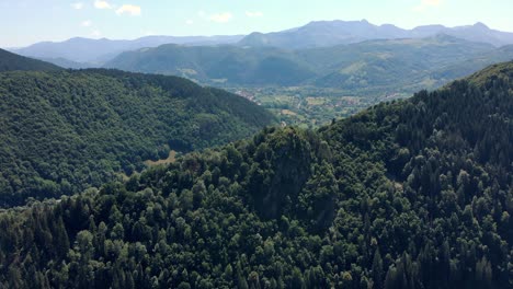 Vistas-Panorámicas-A-La-Montaña-Con-Un-Exuberante-Bosque-Verde-En-Rumania---Toma-Aérea