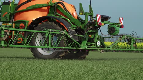 Tractor-Agrícola-Conduciendo-Por-La-Cámara-Y-Aplicando-Pesticidas-Con-Rociador