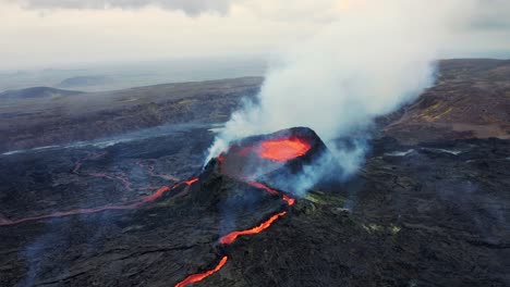 Krater-Des-Vulkans-Während-Des-Vulkanausbruchs-Am-Fagradalsfjall,-Island---Drohnenaufnahme-Aus-Der-Luft