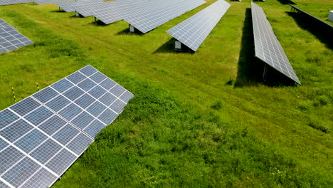 Granja-De-Paneles-Solares-Recolectando-Energía-En-Un-Día-Soleado,-Recurso-Sostenible