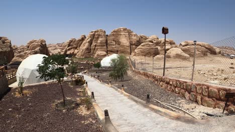 Campamento-Beduino,-Alojamiento-En-El-Sitio-Arqueológico-De-Petra,-Jordania,-Tiendas-De-Burbujas-En-El-Paisaje-Desértico