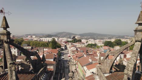 Antenne,-Die-Rückwärts-Zwischen-Den-Türmen-Der-Kathedrale-Von-Braga-Fliegt,-Enthüllt-Den-Historischen-Ort