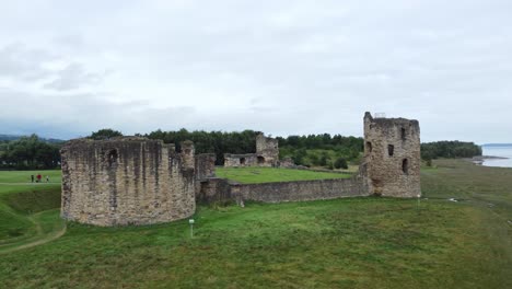 Castillo-De-Pedernal-Galés-Medieval-Costero-Militar-Fortaleza-Ruina-Vista-Aérea-Lento-Derecho-Tiro-Ascendente