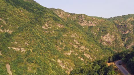 Steigende-Luftaufnahme-Offenbart-Autofahren-Auf-Kurvenreicher-Bergstraße-In-Steilen-Schluchten-Der-Rhodope-Berge-Bulgariens