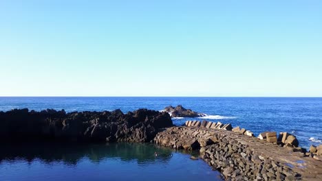 Antenne-Nach-Vorne-über-Seixal-Stone-Pier-Auf-Der-Insel-Madeira