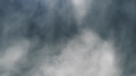 4k-Gewitter,-Weiße-Wolkenfetzen,-Die-Sich-Mit-Blitzen-Bewegen