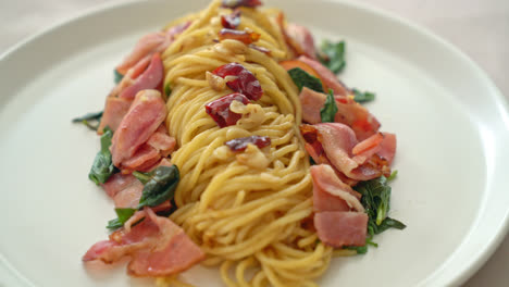 Stir-Fried-Spaghetti-With-Dried-Chili-And-Bacon