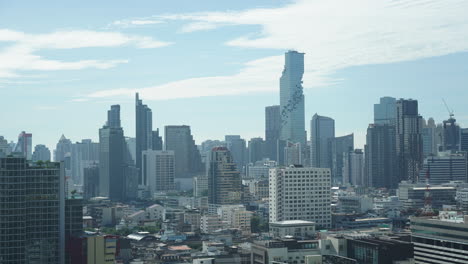 Lapso-De-Tiempo-De-Bangkok-Tailandia,-Edificios-Del-Distrito-Central-De-Silom-Y-Tráfico-Urbano,-Metrópolis-Moderna-Y-Contaminación-Del-Aire-En-Un-Día-Soleado