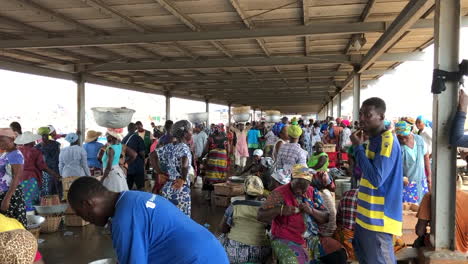 Afrikaner-Kaufen-Und-Verkaufen-Auf-Einem-überfüllten-Fischmarkt,-Ghana