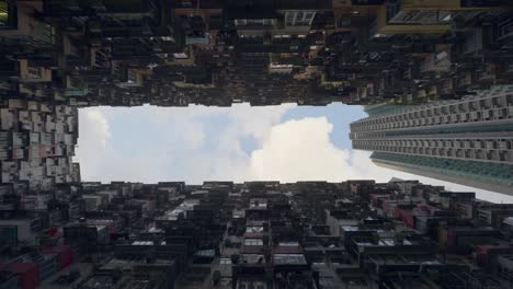 Aufnahme-Von-Einem-Alten-Chinesischen-öffentlichen-Gebäude-Aus-Den-60er-Jahren-Tagsüber,-Einige-Wolken-Sind-Am-Himmel