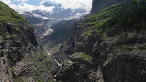 Filmische-Drohnenaufnahme-Von-Bergen-In-Der-Nähe-Von-Grindelwald-In-Den-Berner-Alpen-Der-Schweiz,-Die-Auf-Einen-Wasserfall-Zufliegt