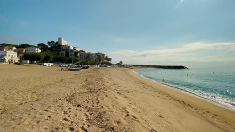 Platja-De-Les-Barques-Meer-Feld-Maresme-Barcelona-Mittelmeerküste-Ebene-In-Der-Nähe-Von-Türkisblauem-Transparentem-Wasser-Strand-Ohne-Menschen