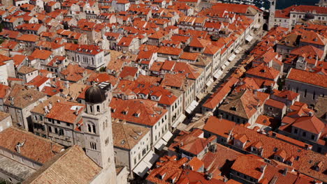 Ciudad-De-Dubrovnik-Con-Iglesia-Y-Monasterio-Franciscano,-Casas-Y-Edificios-De-Techo-Rojo-En-Croacia