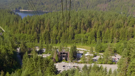 Blick-Auf-Die-Bewaldeten-Moorhühnerberge-Von-Einer-Beweglichen-Seilbahn-In-North-Vancouver,-BC,-Kanada