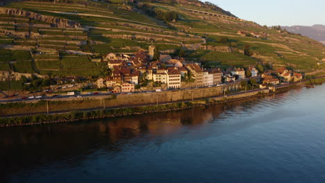Schönes-Saint-Saphorin-Dorf-In-Den-Lavaux-Weinbergen,-Schweiz---Luftaufnahme