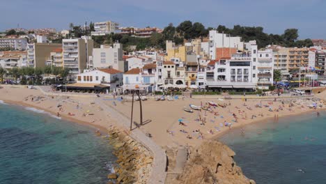 Zeitraffer-An-Der-Costa-Brava-Von-Girona-Blanes-Barcelona-Strand-Mit-Menschen-Schnelle-Kamera-Fixierte-Aufnahme-Türkisblaues-Meer