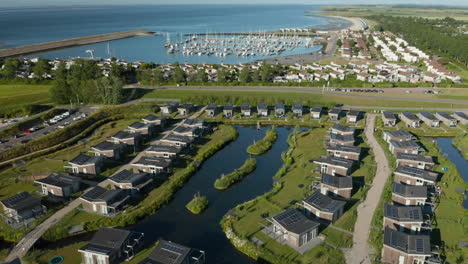 Bungalow-Ferienhäuser-Im-Roompot-Water-Village-Mit-Blick-Auf-Den-Jachthafen-Und-Die-Oosterschelde-In-Kamperland,-Seeland,-Niederlande