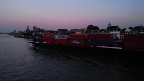 Bolero-Frachtcontainer-Mit-Schiff-Auf-Oude-Maas-Gegen-Rosafarbenen-Sonnenuntergangshimmel