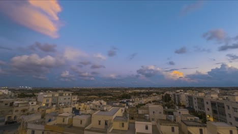 Lapso-De-Tiempo-De-La-Puesta-De-Sol-De-Siggiewi-En-Malta,-Nubes-En-Movimiento,-Día-A-Noche