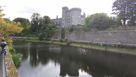 Rechtsschwenk-Von-Kilkenny-Castle-Aus-Dem-Fluss-Nore-An-Einem-Sonnigen-Tag-In-Irland