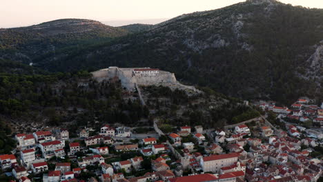 Scenic-View-Of-Town-Of-Hvar-and-Fortica-Fortress,-Dalmatia-Archipelago-Of-Croatia---aerial-drone-shot