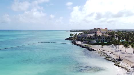 Blick-Von-Oben-Auf-Den-Strand-Von-Punta-Cana-Am-Ufer-Des-Blauen-Meeres