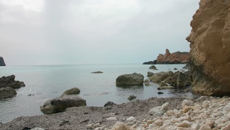 Ufer-Mit-Trockenen-Algen-In-Malta