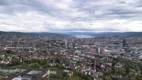 Luftzeitraffer-Der-Zürcher-Skyline-An-Einem-Bewölkten,-Stimmungsvollen-Tag,-Schweiz