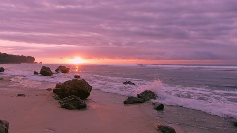 Sonnenuntergang-Unter-Bunten-Wolken-An-Einem-Ruhigen-Steinstrand-In-Bali