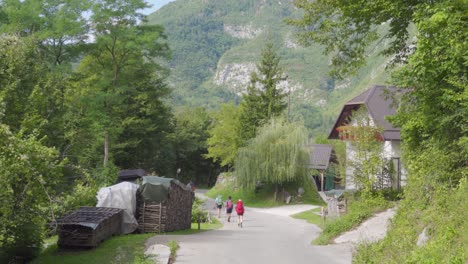 Eine-Wanderfamilie,-Die-Die-Straße-In-Einem-Alpinen-Bergdorf-Hinuntergeht