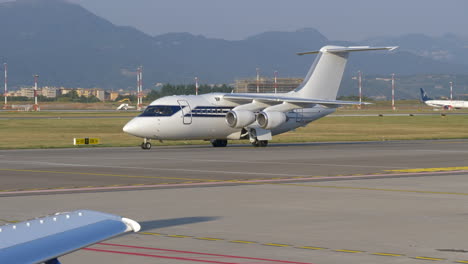 Bae-146-Aviones-De-Gestión-De-Fórmula-Uno-De-Rodadura-En-El-Aeropuerto-De-Bérgamo