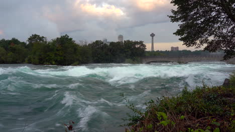 Ein-Blick-Auf-Die-Stromschnellen-Des-Niagara-River-Direkt-über-Den-Niagarafällen