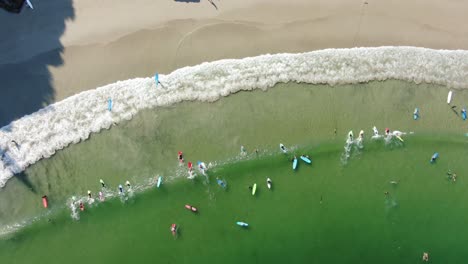 Surfistas-Y-Tablas-De-Surf-Coloridas-En-La-Playa-De-Hong-Kong,-Vista-Aérea
