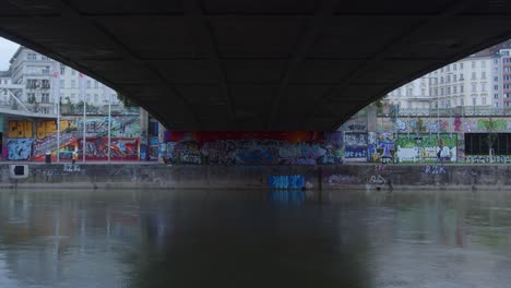 Graffitis-Unter-Einer-Brücke-In-Wien