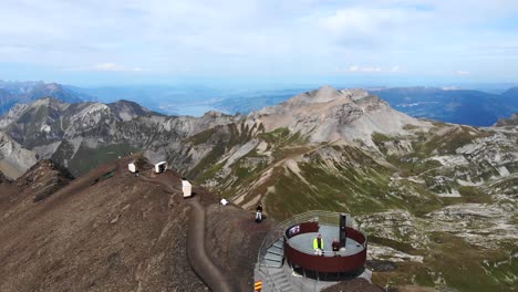 Cresta-De-La-Montaña-Y-Mirador-Cerca-De-Schilthorn-En-Los-Alpes-Suizos