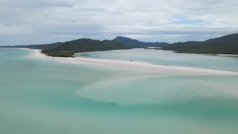 Whitehaven-Beach-With-White-sand-And-Turquoise-Blue-Sea---Hill-Inlet-At-Whitsunday-Island,-QLD,-Australia