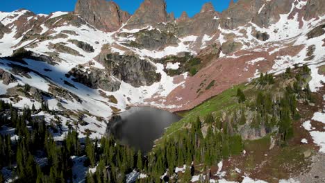 Hermoso-Lago-Situado-Entre-Altas-Montañas-De-Colorado