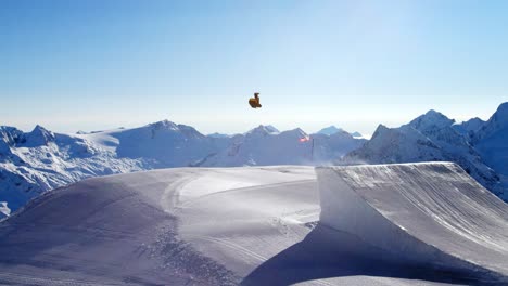 Increíble-Truco-De-Snowboard-Backflip-En-Un-Gran-Salto-De-Snowboard-Con-Hermosa-Vista-A-La-Montaña