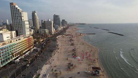 Vista-Aérea-De-Drones-Sobre-La-Playa-De-Bugrashov,-Mañana-Soleada-En-Tel-Aviv,-Israel