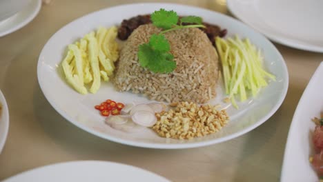 Vietnamesischer-Gebratener-Reis-Neben-Pampelmusensalat-Am-Tisch-Serviert