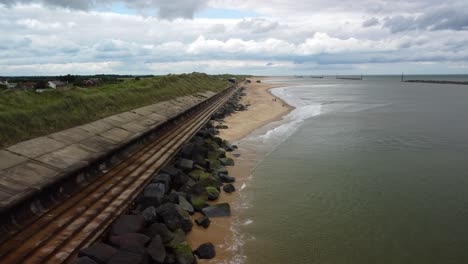 Leading-line-of-the-ocean-dykes