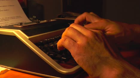 Hände-Eines-Mannes,-Der-In-Den-1960er-Oder-1970er-Jahren-Auf-Einer-Alten-Schreibmaschine-Tippt